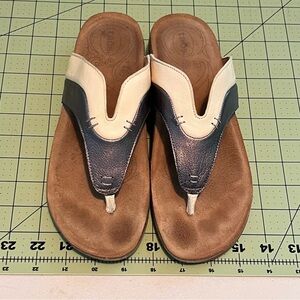 TAOS Sun Queen Sandals Flip Flops Two Tone Pewter Off White Womens size 8